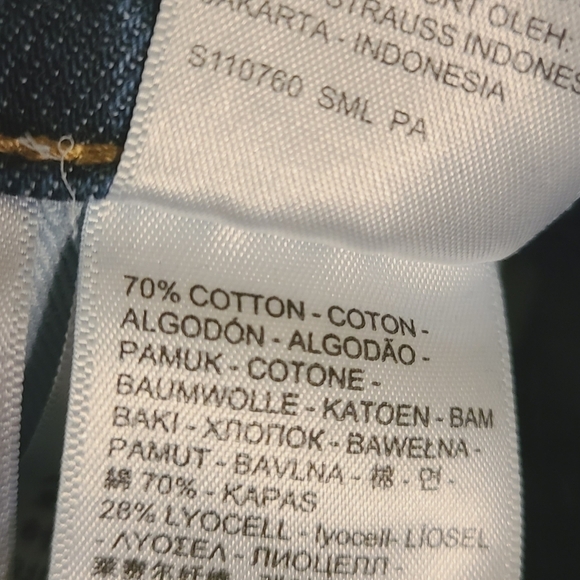 Levi's | Women's Dark Wash Slightly Distressed Skinny Jeans (Size 28 x 30) - Picture 6 of 15